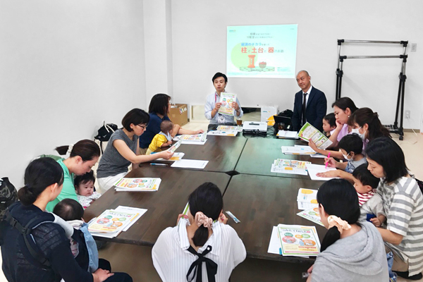 秋田銀行は子供連れのママを対象としたマネー講座を７月から開催。資産形成層の取り組みを図る。(９月22日、秋田アスレティッククラブで)