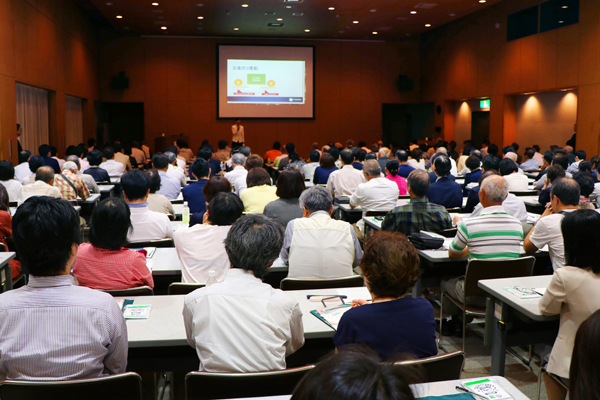 栃木銀行と宇都宮証券との初回の共同セミナーには、投資初心者など約200人が参加した。(栃木県総合文化センター)