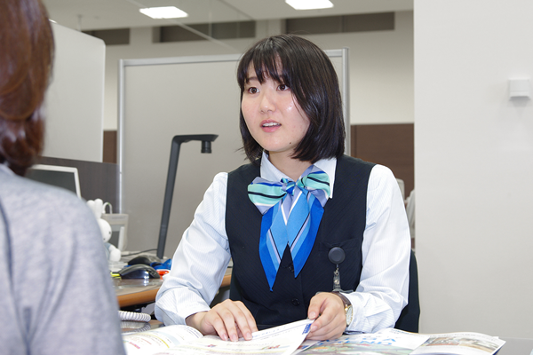 「お客さまを具体的に知る」ことを心掛ける広島銀行本店営業部の担当者(７月８日、広島銀行本店)