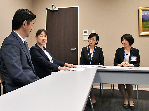 富山信用金庫営業推進部の坂野部長と打ち合わせをするライフサポート担当の３人(富山信用金庫B&Lコンサルティングスクエア、７月４日)