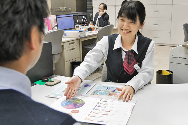マネープランガイドブックを活用した提案活動に取り組む東日本銀行本店営業部営業課の担当者(３月２日)