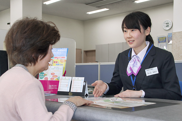 静岡中央銀行静岡支店の担当者は、豊富な知識を顧客の課題解決のために生かす