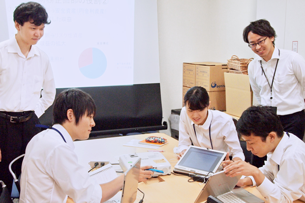 日本生命では５日間、同じ部署で就業体験を行う。(財務企画部で運用について学ぶ学生、８月24日)