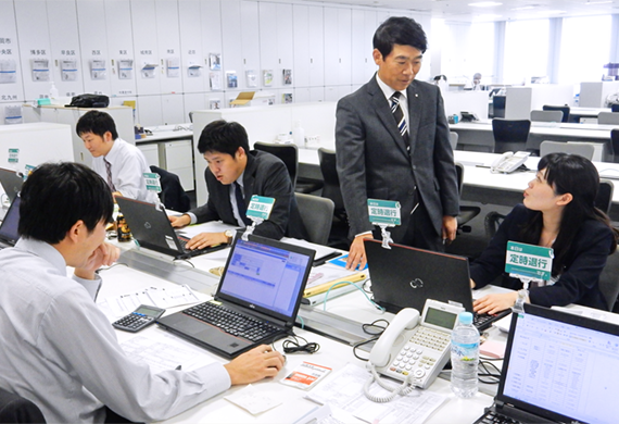 福岡銀行ソリューション営業部では、ウェルス室担当者との協議は、ディスカッションベースが増えている（右から２人目が橋爪政博部長）＜ニッキン12月15日号7面＞
