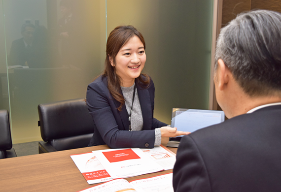 三菱東京UFJ銀行成城支店では、プライベートバンキングサロンを擁する落ち着いた雰囲気の応接室で多種多様な相談に応える（17年12月6日）＜ニッキン1月12日号20面＞