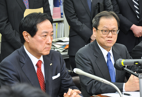 会見するみずほＦＧの佐藤康博社長（左）と坂井辰史次期社長（１月１５日、日銀本店）