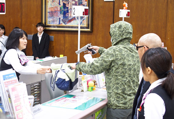 呉信用金庫は広島県警の協力を得て強盗対処訓練を実施した（17年10月6日、広中央支店）＜ニッキン1月19日号16面＞