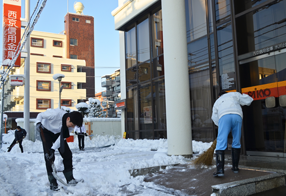 18年1月26日号19面 都心大雪 積雪センチ超 通常業務は支障なく 現場直視の紙面づくりを目指す金融情報機関 ニッキン Web Site 日本金融通信社