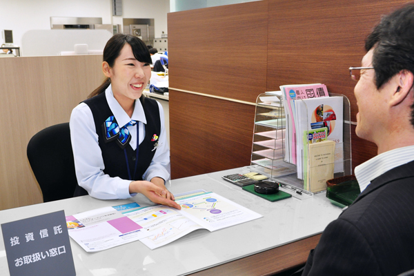 長浜信用金庫本店営業部の預かり資産販売担当者。(５月25日)