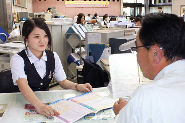 一般職の行員でも投信プロモーターに立候補できるようにした東和銀行。(写真は東和銀行本店営業部の担当者)