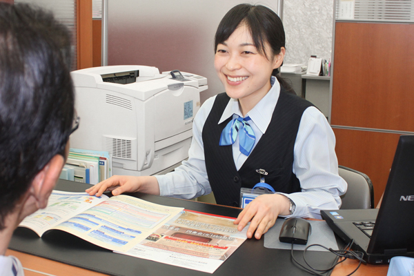 投信販売をけん引する担当者。(６月23日、広島銀行本店営業部)