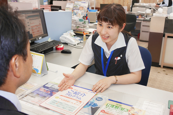 窓口行員も含め、400人超の体制で推進する常陽銀行。(７月10日、常陽銀行本店営業部で)