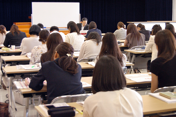 仙台銀行は預かり資産担当者推進会議セミナーを年４回開催する。(７月13日、仙台銀行本店)