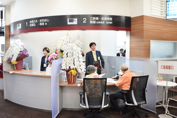 武蔵野銀行は浦和駅前に個人特化型店舗「Your Lounge URAWA(ユア・ラウンジ・浦和)を開設し、資産運用など多様なニーズに対応する。(６月19日)