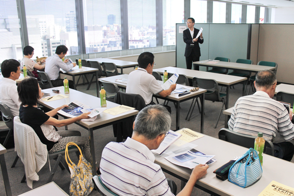 第四銀行は、支店長が講師となる資産運用セミナーが定着し顧客に好評だ。(８月24日、第四銀行本店営業部で)