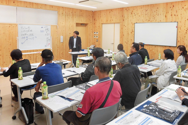 ９月21日に高知銀行のこうぎん久万川橋プラザで開かれた「くまぷらセミナー」、講師の話に熱心に聞き入る参加者。