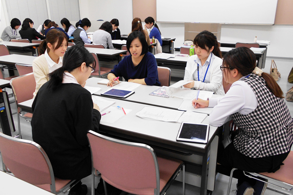 投信自動積立についてグループ討議を行う西中国信用金庫の女性職員。(５月10日、山口県セミナーパーク)