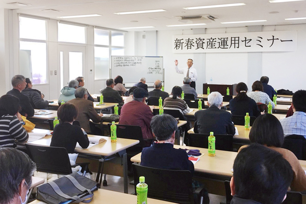 東邦銀行は2018年１月に「新春資産運用セミナー」を開催。５会場で300人を超す来場があった。(１月20日、白河商工会議所で)