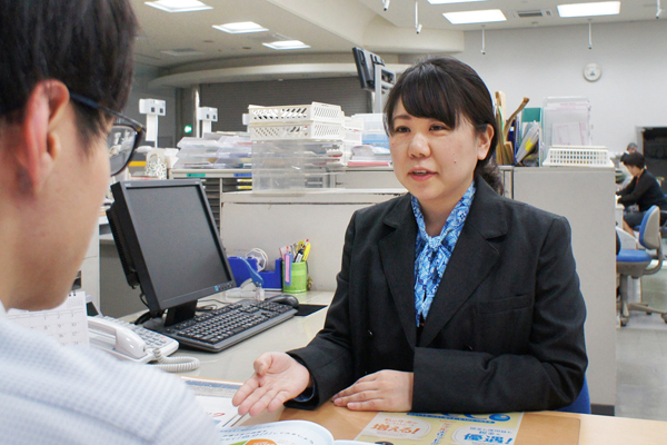 鹿児島銀行は、４月からタブレットを活用し説明も。(３月６日)