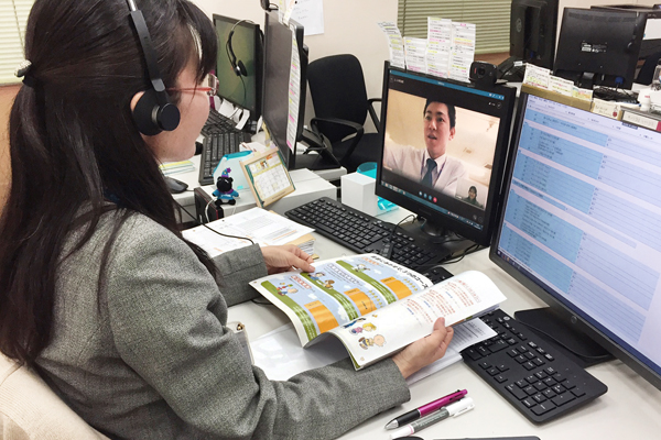 琉球銀行は、スカイプを活用して営業支援担当者と営業店行員のマンツーマン研修を実施。