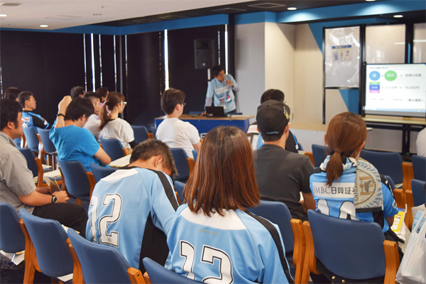 横浜銀行はJリーグの試合に招待した顧客に資産運用セミナーを開いた。(５月20日、等々力陸上競技場)