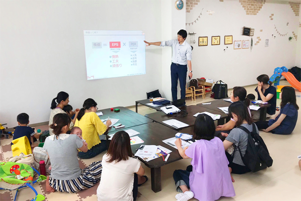 秋田銀行は運用会社から講師を招き、子育て女性を対象としたマネー講座を開いている(７月24日、秋田市内にある子育て支援団体運営のチェリッシュカフェ)