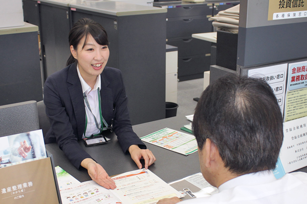 資産運用の担当者(山口銀行本店営業部で)