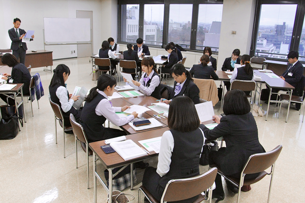 預かり資産営業の若手担当者20人が集まった育成研修(11月22日、岩手銀行本店)