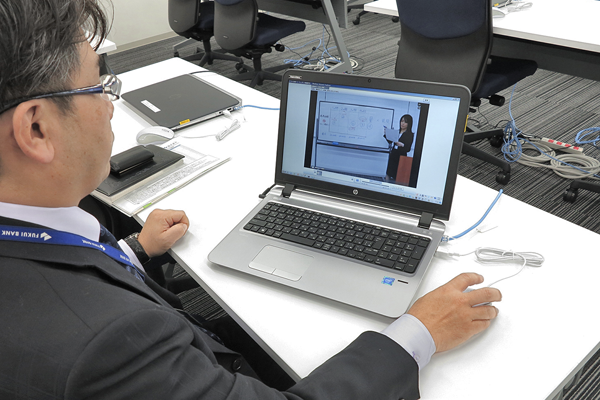 福井銀行の行員は、職域セミナーの講義方法を動画で学んでいる(1月30日、福井銀行事務センター)