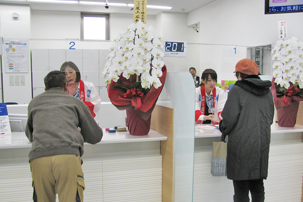 １月７日に新築オープンした大阪シティ信用金庫古市支店。窓口は可動式でローカウンターの相談業務にも対応できる