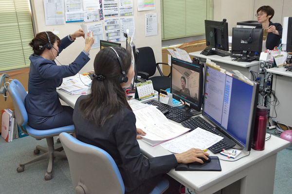 琉球銀行は、営業支援担当者がスカイプを活用して営業店を支援する