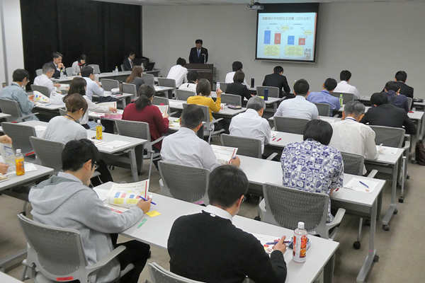 沖縄銀行は、預かり資産の担当者が沖縄総合事務局の職員向けに「つみたてNISA」をテーマにしたセミナーを開催(2018年12月17日、沖縄総合事務局)