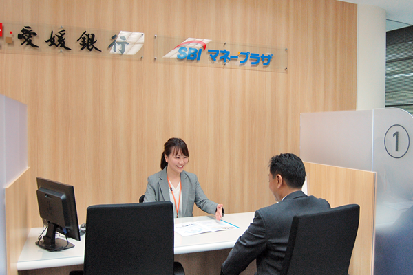 松山市の中心街にある大街道支店に開設した「愛媛銀行SBIマネープラザ」