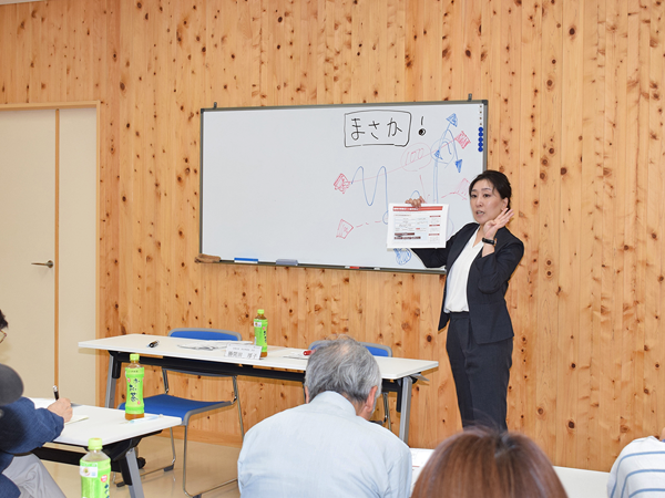 高知銀行は9月26日、マネーセミナーを開催し、朝日ライフの商品を説明した(高知銀行久万川橋プラザ)