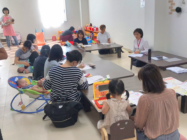 秋田銀行は育児中の母親を対象にしたマネー講座で若年層との接点を強化する(10月４日、秋田市のチェリッシュカフェ)