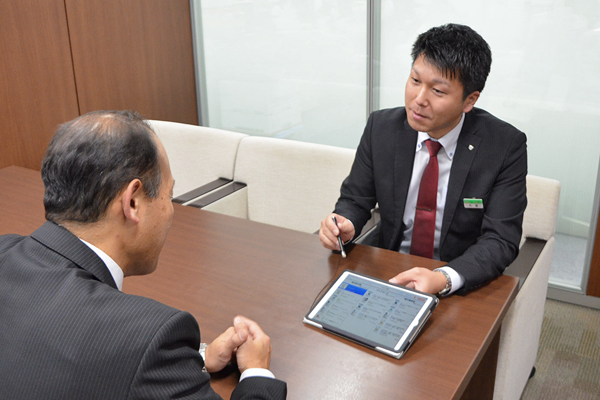 栃木銀行は、コア・サテライト運用の提案でタブレット端末を積極的に活用する(2019年12月25日、とちぎんビル別館)