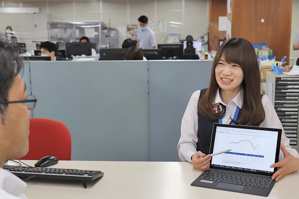 「投信リターン分析」のグラフを活用して顧客の理解を促す常陽銀行本店営業部の担当者(７月13日)