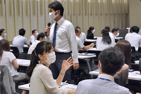 「預り資産研修」で隣の人と部下の育成について話し合う富山銀行の行員(９月２日、富山銀行本店)