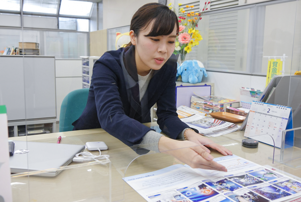 窓口でニーズ発掘に努める販売担当者(2月15日、トマト銀行本店)＜写真撮影時にマスクを外していただきました＞