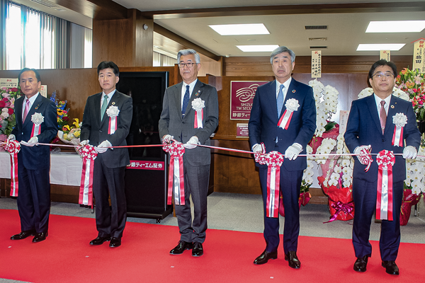 静岡銀行のグループ会社である静銀ティーエム証券は「山梨本店」をオープン(４月20日、山梨中央銀行本店２階)＜写真撮影のためマスクを外していただきました＞