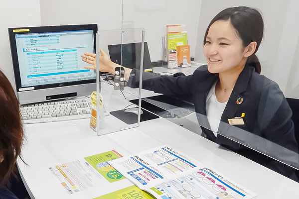 西日本シティ銀行原支店は、昨年12月の新築移転から個人営業特化店となり専門性ある人材を配置。同店のファイナンシャルアドバイザーは「個別ブースでより深い話ができるようになった」と話す(5月14日)