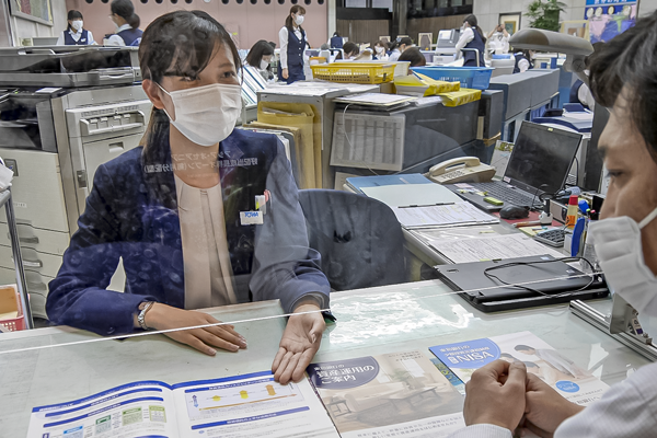 「若年層を含めて積極的にコンタクトを取って外訪している」と話す東和銀行本店営業部の担当者(５月20日)