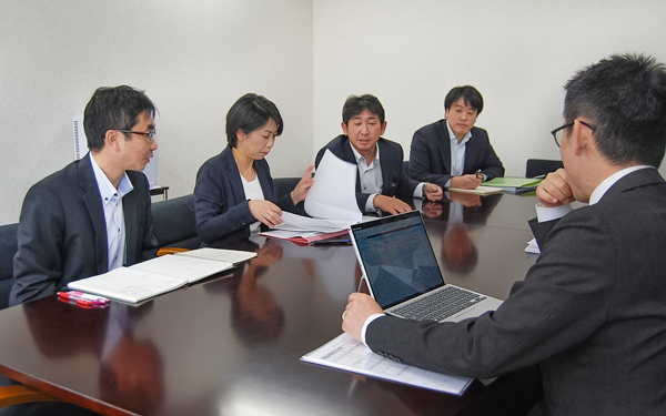 提案内容について詳細を協議する西京銀行と藍澤証券＜写真撮影時にマスクを外していただきました＞