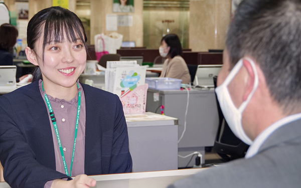 投信をセールスする岩手銀行本店営業部の担当者(左、11月12日、岩手銀行本店営業部)＜写真撮影時にマスクを外していただきました＞