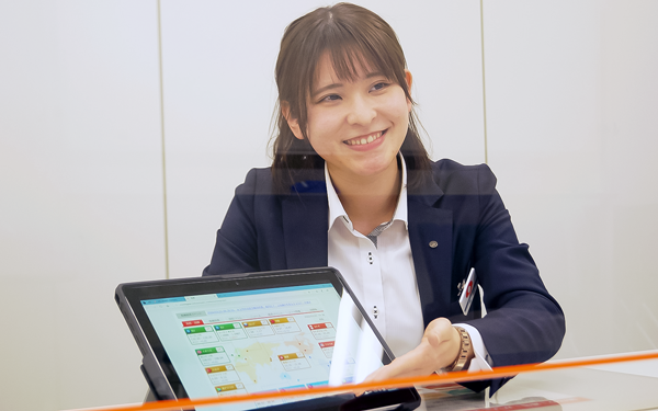 タブレットを使って顧客に説明する朝日信用金庫個人営業部のマネーアドバイザー(３月22日、東京都台東区の朝日信用金庫本店)＜写真撮影時にマスクを外していただきました＞