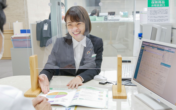 群馬銀行本店営業部で店頭販売を努める専担者＜写真撮影時にマスクを外していただきました＞