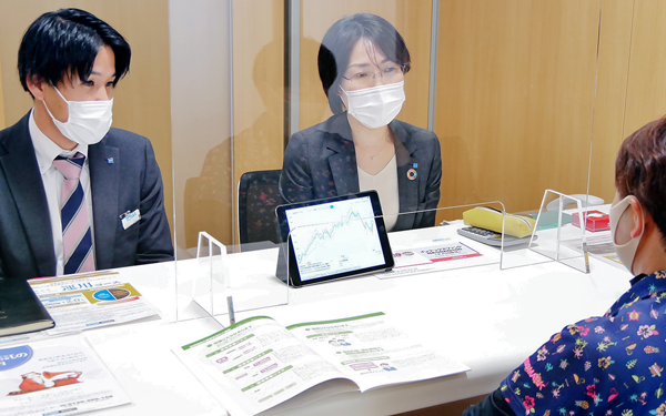 東和銀行太田支店で提案する(左から)渉外課担当者と預かり資産サポート担当主査