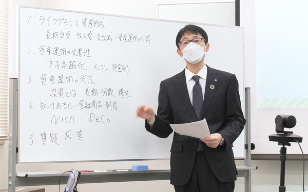 東広島市の住民向けに開催された「はじめての資産形成講座」で講師を務めた、広島信用金庫プライベートバンキング室の室長(３月５日、東西条地域センター・広島信用金庫提供)