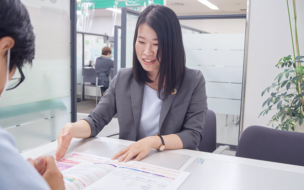 ファンドラップの説明をする埼玉りそな銀行の担当者(８月２日、埼玉りそな銀行越谷支店)＜写真撮影時にマスクを外していただきました＞