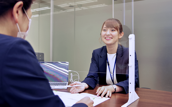 顧客にセールスする、みちのく銀行本店営業部個人営業課の主任(８月26日、みちのく銀行本店営業部)＜写真撮影時にマスクを外していただきました＞